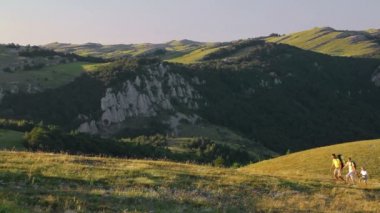 Kırsal kesimde bir trekking gününde aile