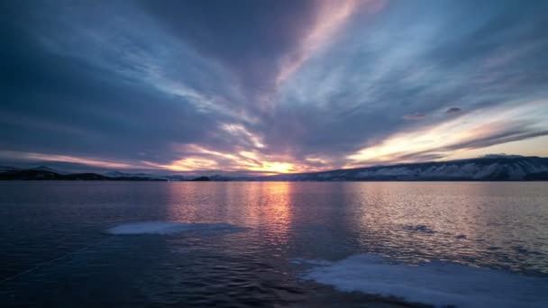Sonnenuntergang auf dem gefrorenen Eis des Baikalsees. — Stockvideo