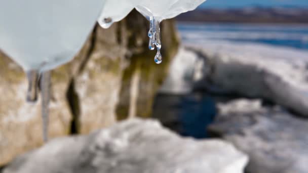 Sciogliere il ghiaccio sul lago in primavera . — Video Stock