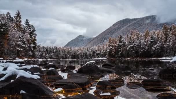 Cielo nuvoloso Timelapse sopra Rocky River — Video Stock