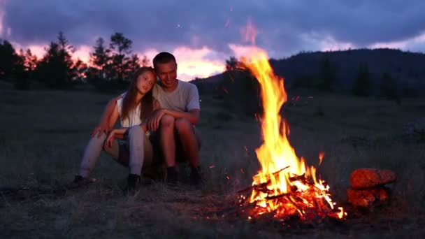 Pasangan di perkemahan dengan api unggun — Stok Video