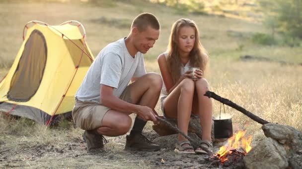 Casal no acampamento com fogueira — Vídeo de Stock