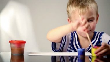 Çocuk renkli resim boyama