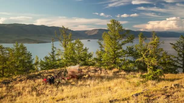 Hiker inställningen tält. tidsinställd. — Stockvideo