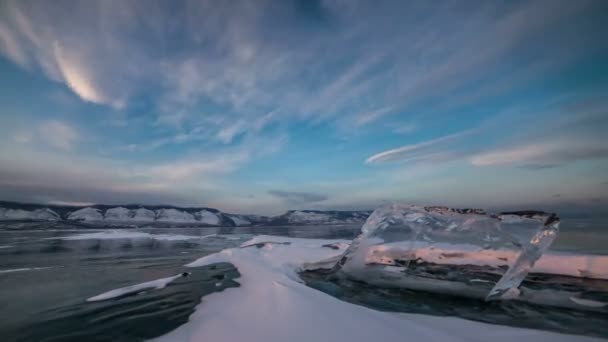 Puesta de sol en hielo congelado del lago Baikal . — Vídeos de Stock