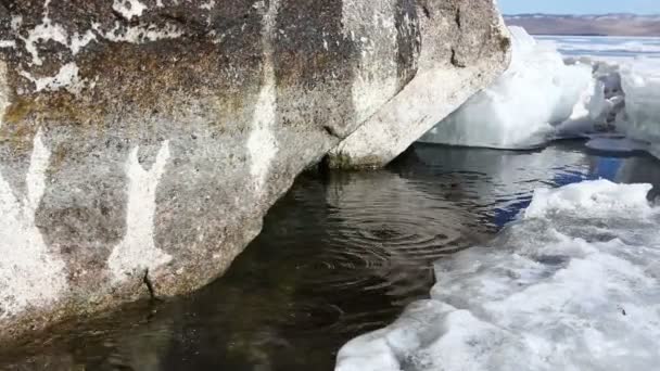 Derretimiento de hielo en el lago en primavera . — Vídeo de stock