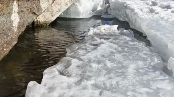 Fonte de la glace sur le lac au printemps . — Video