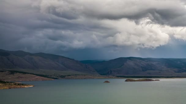 Stormachtige wolken boven een groot meer — Stockvideo