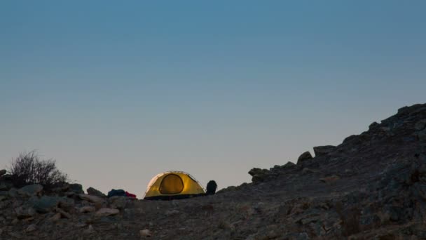 Ανατολή Σελήνης πάνω από την τουριστική σκηνή. Το χρόνος-σφάλμα. — Αρχείο Βίντεο