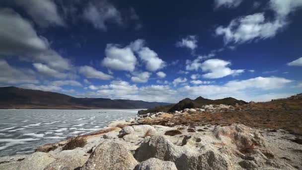 Felsen und gefrorenes Eis des Baikalsees. — Stockvideo