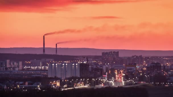 Tubo con fumo al tramonto sopra la città — Video Stock