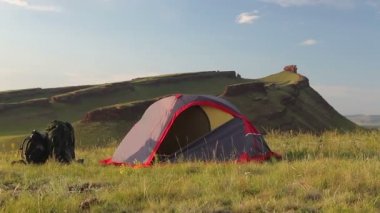 Yaz aylarında Mountain çayır üzerinde turist çadır.