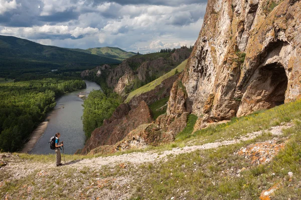 Turista com mochila e panorama de montanha — Fotografia de Stock