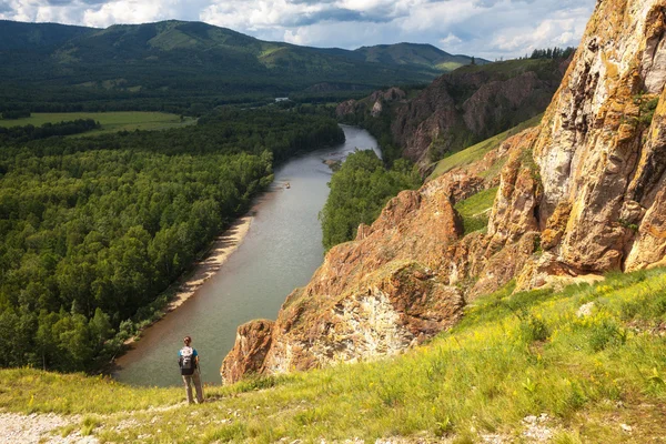 Turista s batohem a horské panorama — Stock fotografie