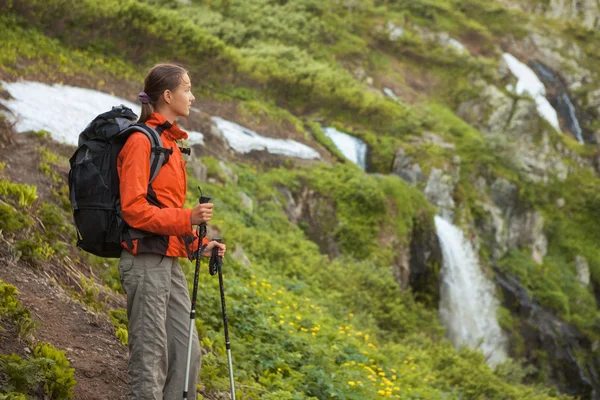 Turisztikai, hátizsák és hegyi panorámával — Stock Fotó