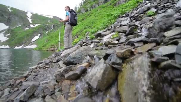 徒步旅行者女人刚走山, — 图库视频影像