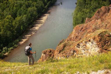 turistik bir sırt çantası ve dağ manzara