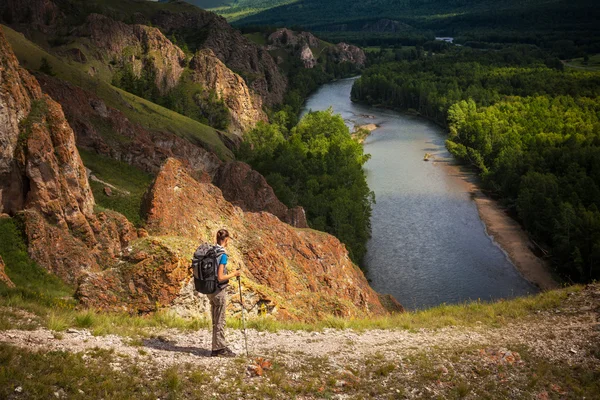 Turista com mochila e panorama de montanha — Fotografia de Stock