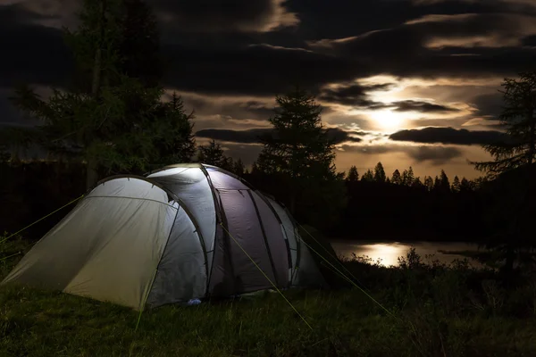 Tält mot berg på natten — Stockfoto