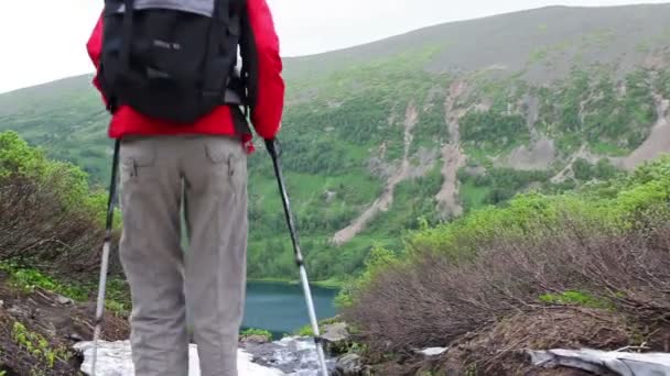 Caminhante mulher está andando montanha , — Vídeo de Stock