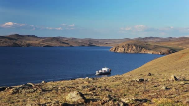 Ferry pergi danau Baikal — Stok Video