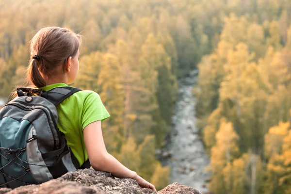 Junge Backpacker blicken vom Gipfel in die Ferne — Stockfoto