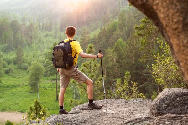 Backpacker dağa gitmek — Stok fotoğraf