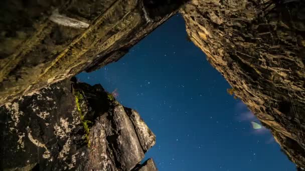 Lasso temporale di stelle in movimento sopra la montagna — Video Stock