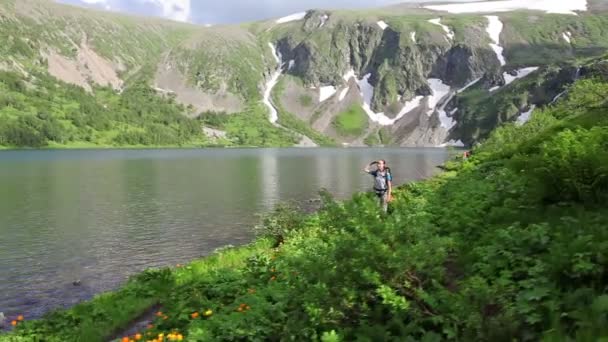 徒步旅行者女人刚走山, — 图库视频影像