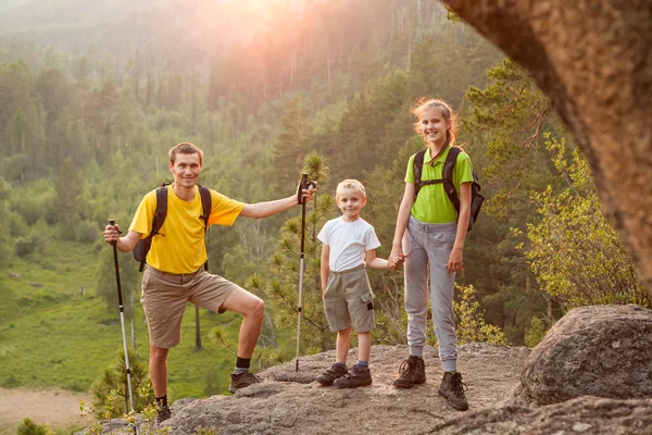 Lycklig familj motsatt skog med soluppgång — Stockfoto