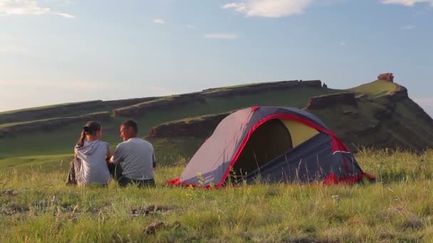 Young couple rest in a camp — Stock Video