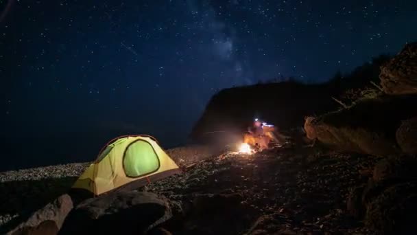 Bewegende sterren boven de tent bij nacht time-lapse — Stockvideo