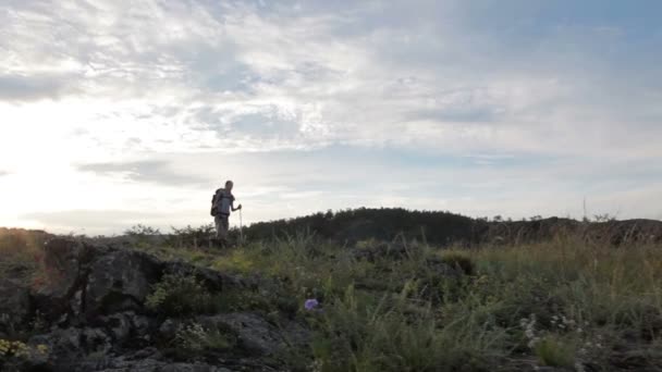 Πεζοπόρος γυναίκα βαδίζει βουνό, — Αρχείο Βίντεο