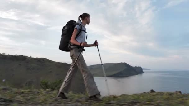 Hiker woman is walking mountain, — Stock Video