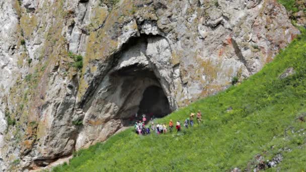 Grupo de jóvenes excursionistas haciendo senderismo en la montaña . — Vídeos de Stock