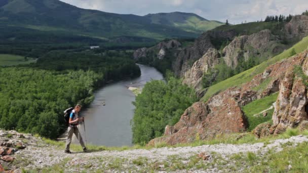 Caminante mujer es caminar montaña , — Vídeos de Stock