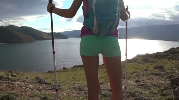 太陽フレアとバックパック ハイキングを持つ女性. — ストック動画