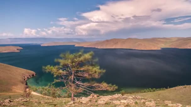 Nuvens em movimento acima de um lago Baikal — Vídeo de Stock