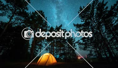 Gece zaman atlamalı çadırına yukarıda Samanyolu taşıma