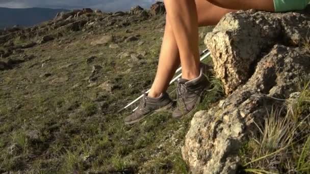 太陽フレアとバックパック ハイキングを持つ女性. — ストック動画