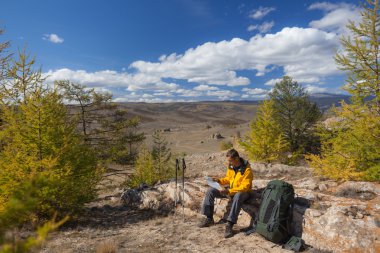 Dinlenme sırasında orman gezisinde haritaya backpacker.