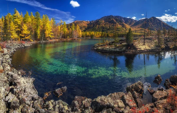 Salida del sol en el lago en la cordillera. Hermoso reflejo en el agua — Foto de Stock