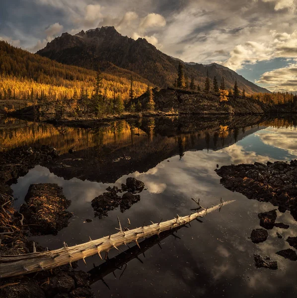 Soluppgång vid sjö i bergskedja. Vacker reflektion av moln i vatten — Stockfoto