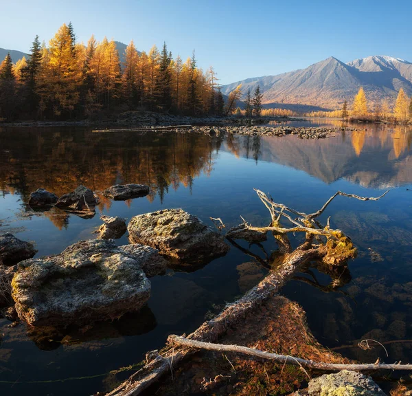 Soluppgång vid sjö i bergskedja. Vacker reflektion i vatten — Stockfoto