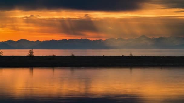 Pôr do sol no lago e montanhas lapso de tempo paisagem lapso de tempo. Reflexão dramática da nuvem — Vídeo de Stock