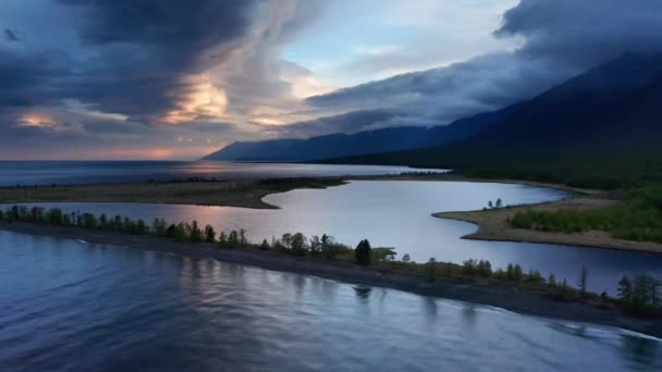 Lago Baikal e vista aerea di montagna, paesaggio all'alba. Estate, stagno acquatico e natura selvaggia — Video Stock