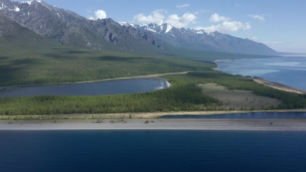 Baikalsee und schneebedeckter Gebirgssommer. Strandsandstreifen. Grüner Wald — Stockvideo