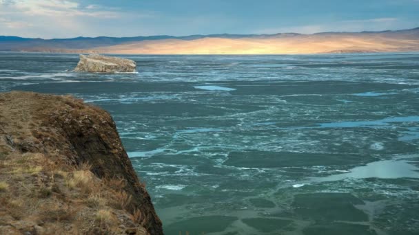 Flytande isflak i Bajkalsjön och stenfrysning. Tidsförskjutning av kallt block under våren — Stockvideo
