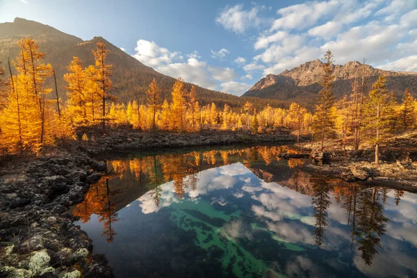 Soluppgång vid sjö i bergskedja. Vacker reflektion i vatten — Stockfoto