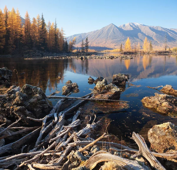 Východ slunce u jezera v pohoří. Krásný odraz ve vodě Stock Fotografie